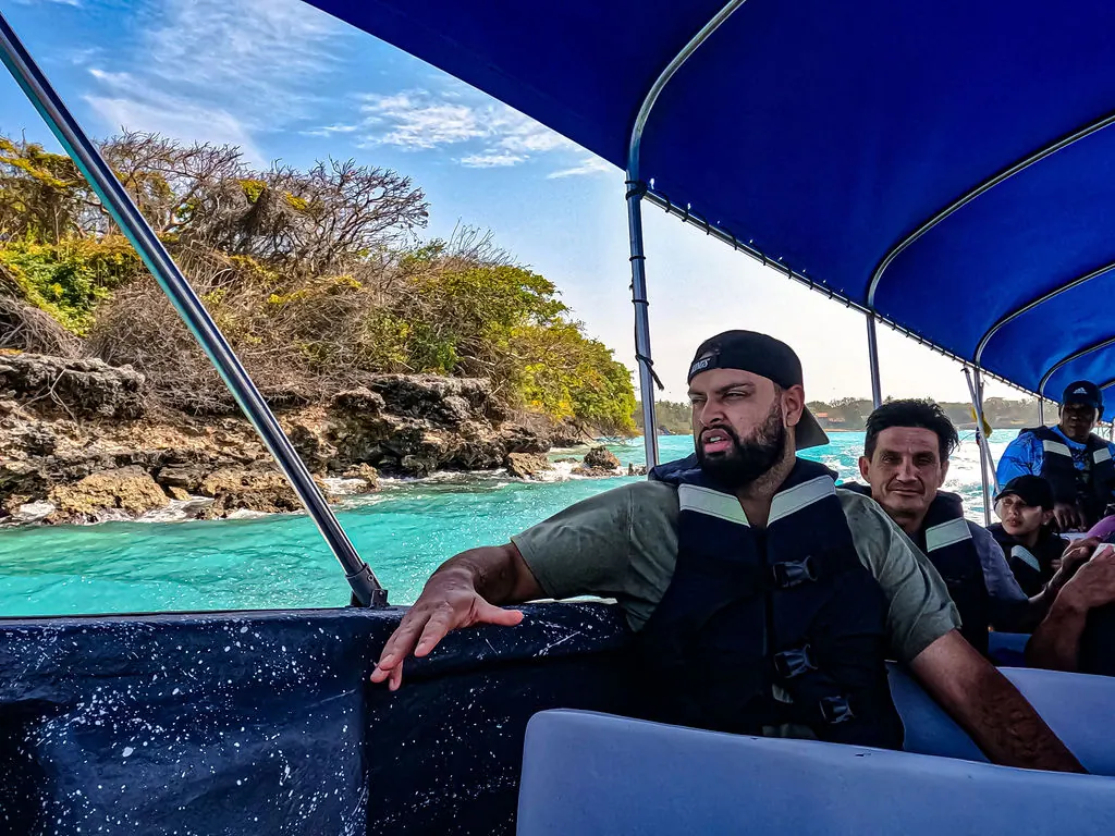 Pasajeros con chalecos salvavidas durante un tour marítimo cerca de Cartagena