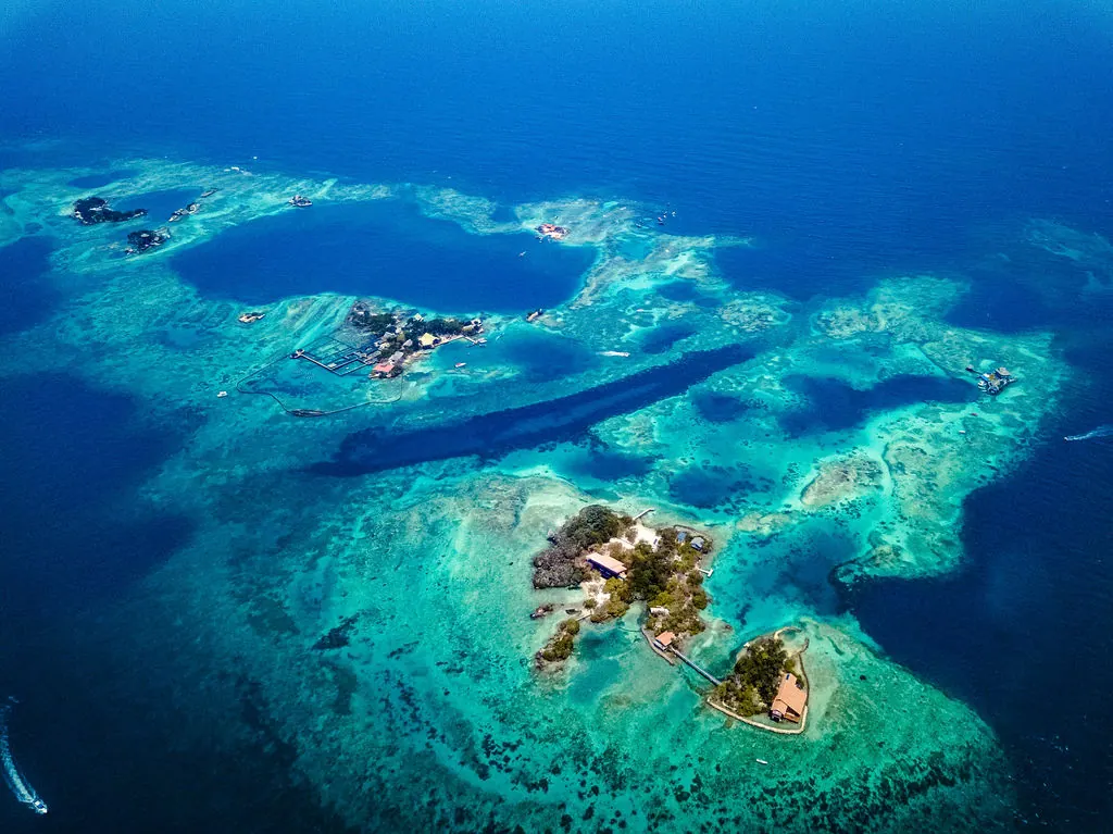 Vista aérea del mar y los arrecifes de las Islas del Rosario cerca de Cartagena