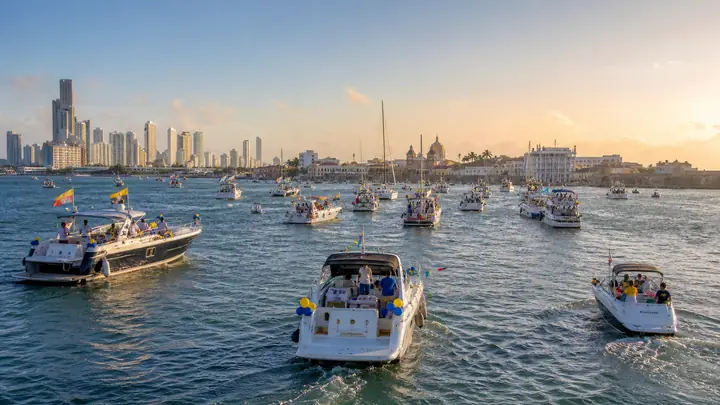 Embarcaciones durante una celebración náutica en la bahía de Cartagena al atardecer