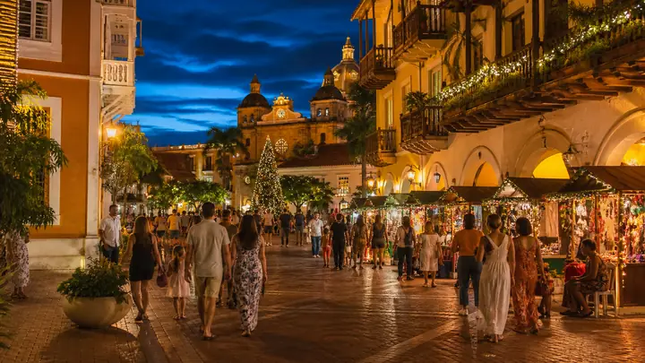 Centro Histórico de Cartagena iluminado durante una noche de Navidad