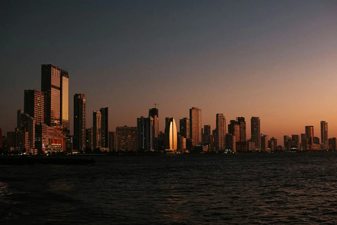 Atardecer en bote por la Bahía de Cartagena