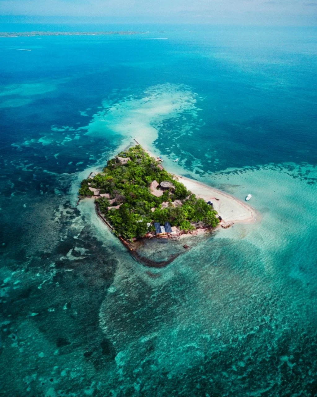 Vista aérea de Corona Island rodeada por el mar Caribe