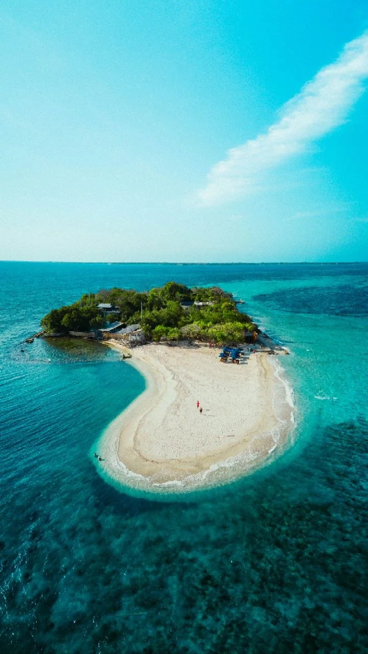Banco de arena y playa de Corona Island desde el aire