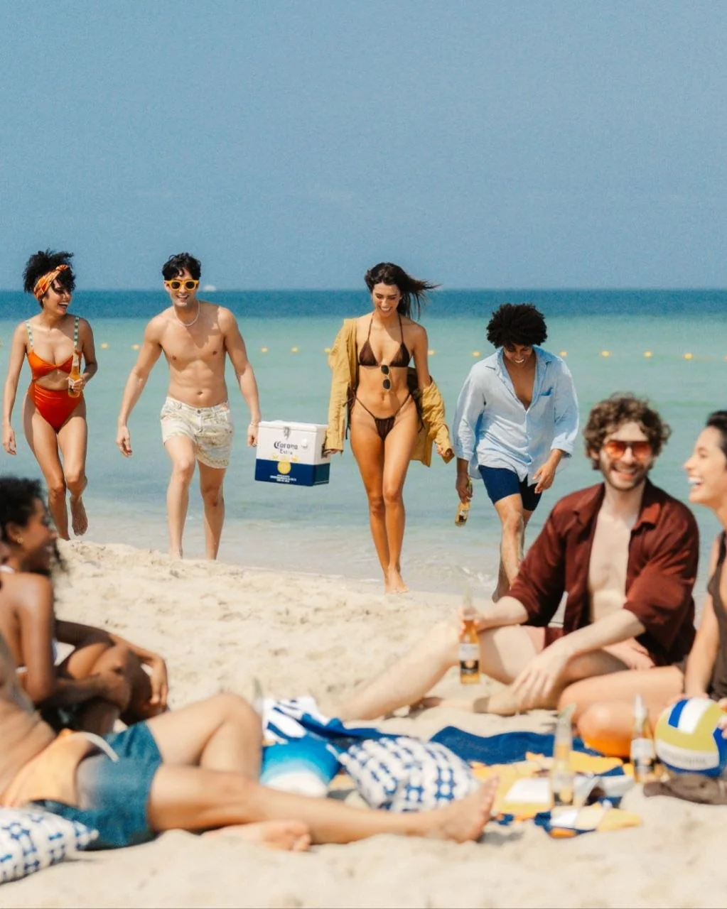 Grupo de adultos disfrutando la playa de Corona Island