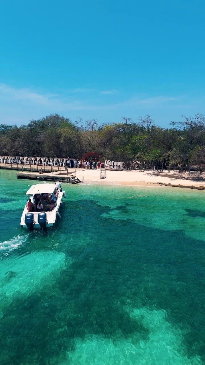 Llegada en speedboat a Corona Island