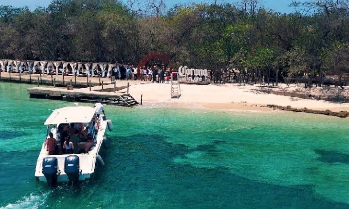 Llegada en speedboat al pasadía Corona Island desde Cartagena