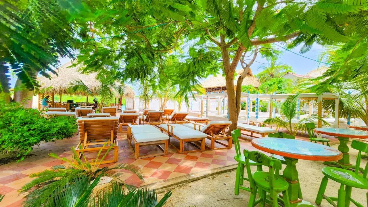 Zona de descanso y jardines de Isla Lizamar