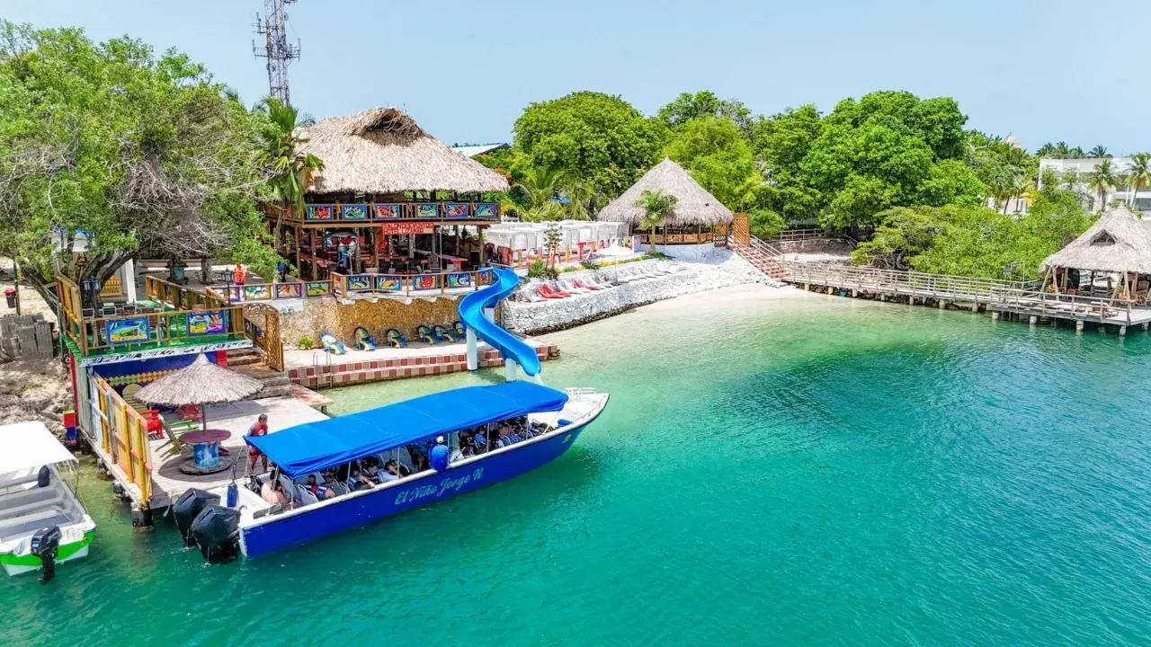 Lancha y aguas turquesa de Isla Lizamar
