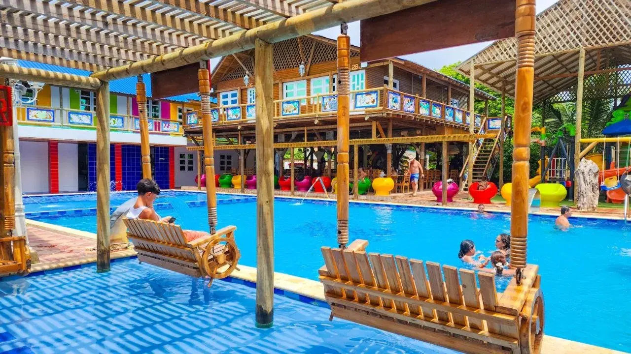 Pasadía Isla Lizamar desde Cartagena con piscina y tobogán al mar