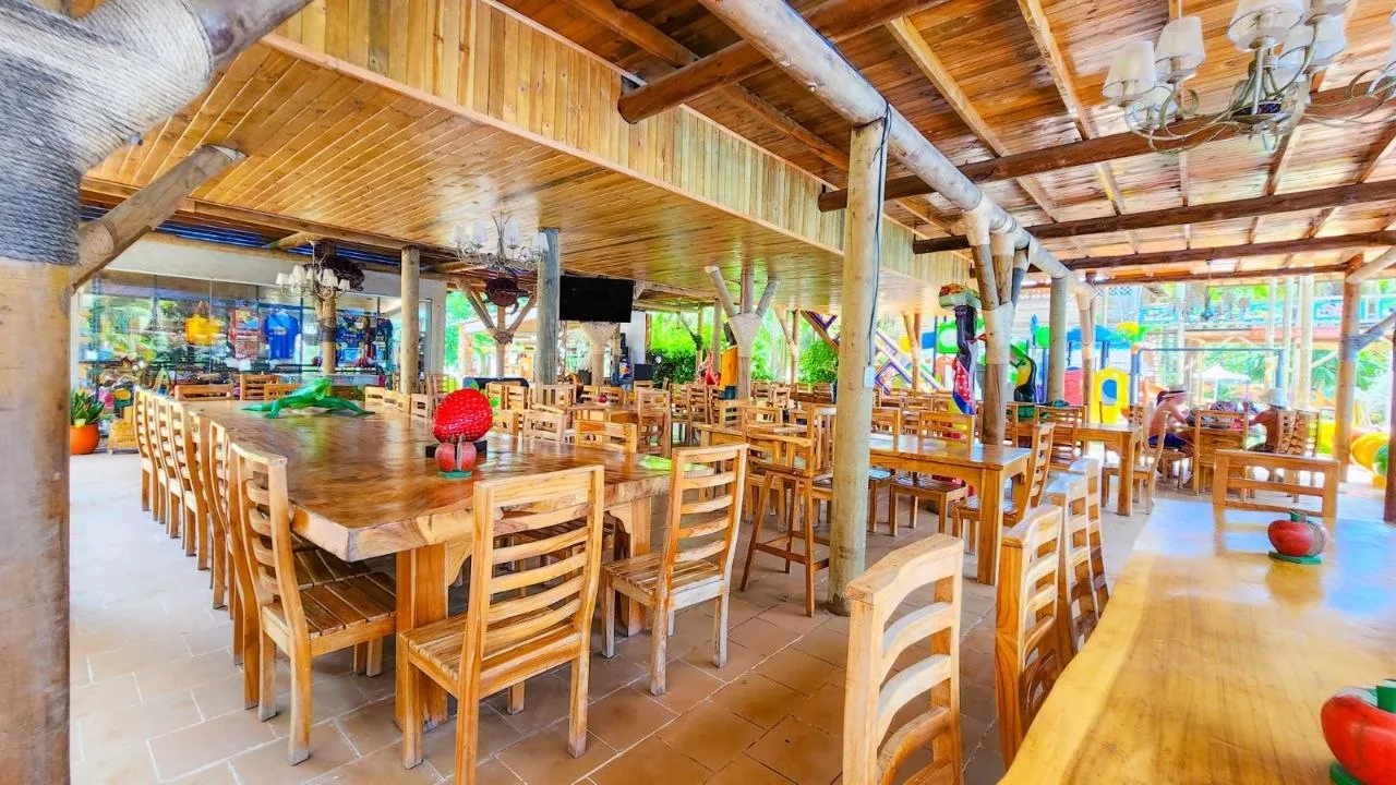 Restaurante de madera para el almuerzo buffet en Isla Lizamar