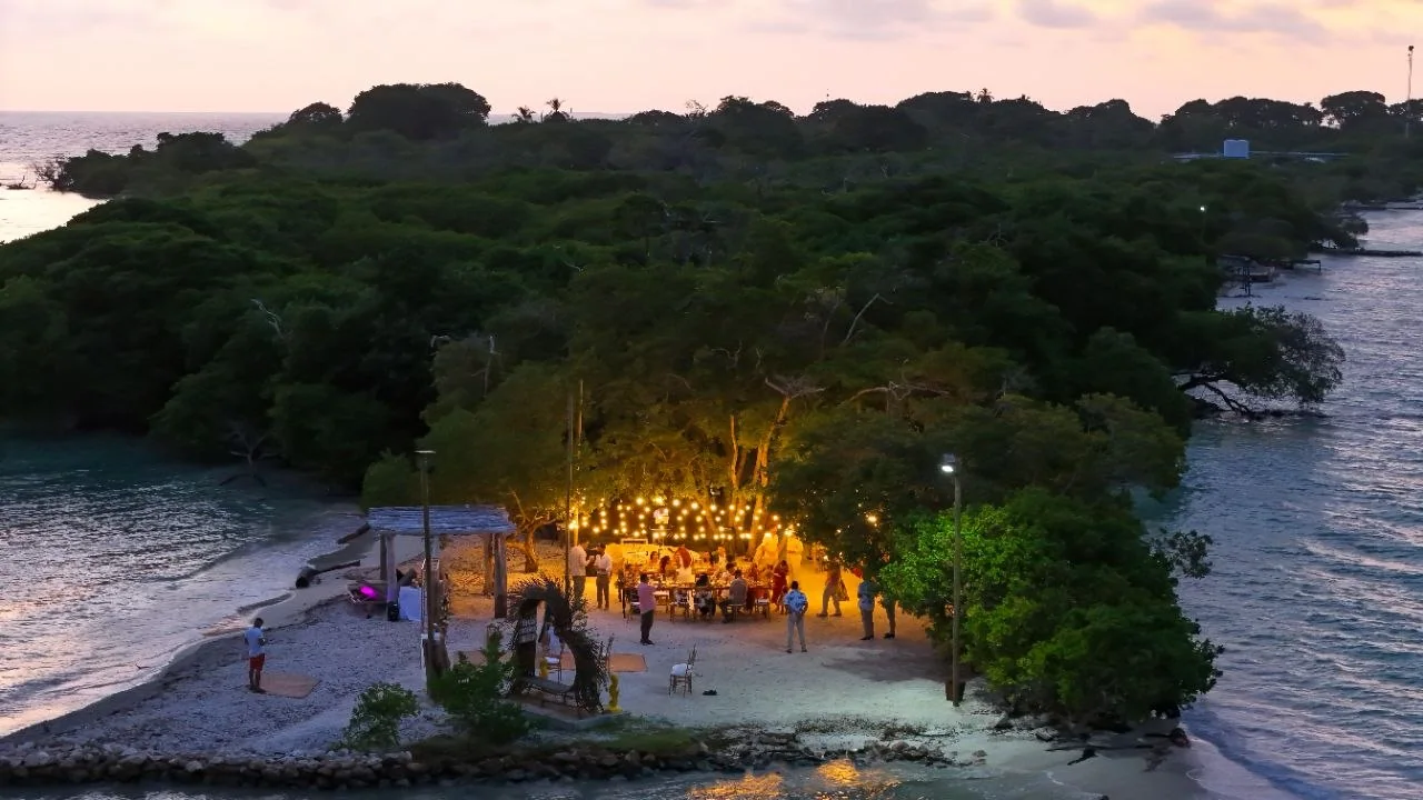 Zona de playa iluminada al atardecer en Isla Palma