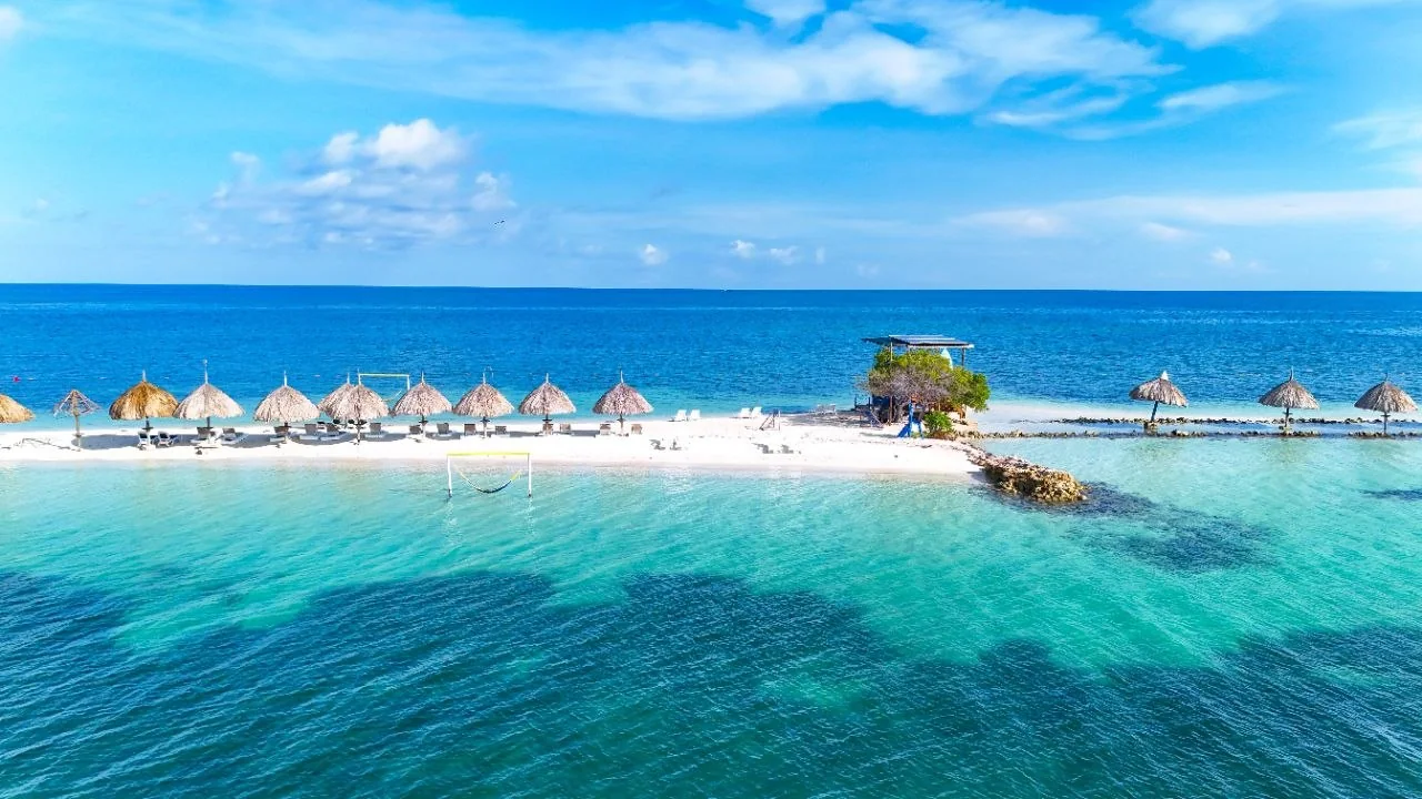 Aguas cristalinas y playa de Isla Palma