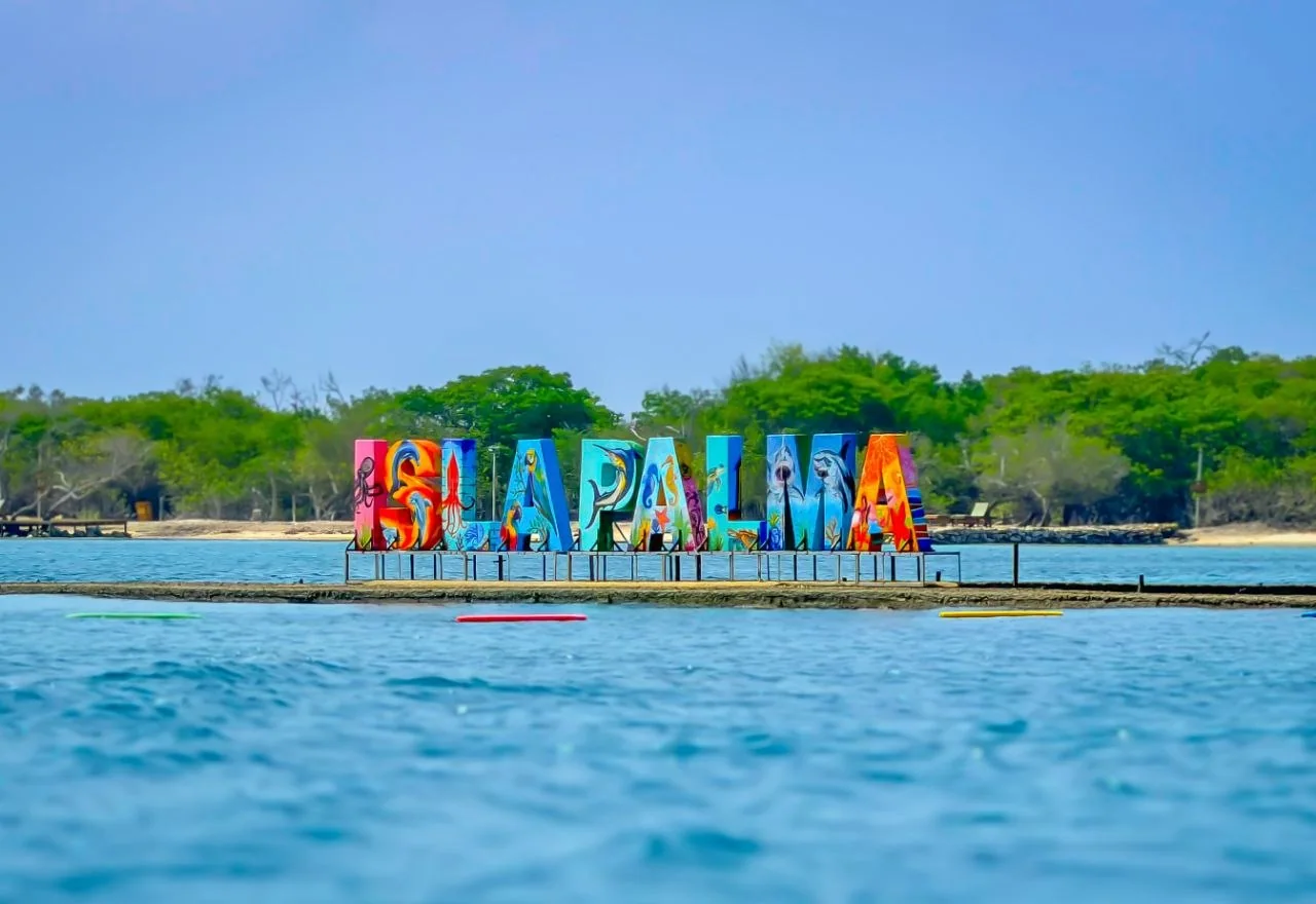 Letras coloridas de Isla Palma junto al mar