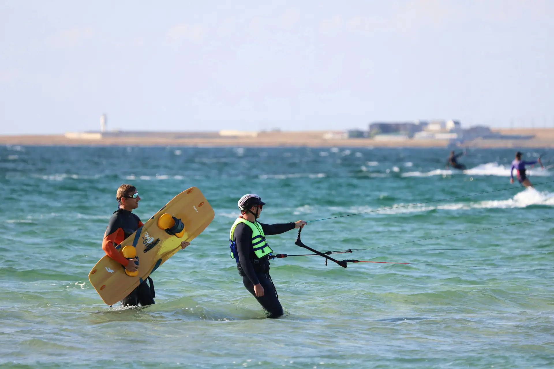 Clase grupal de kitesurf en Cartagena