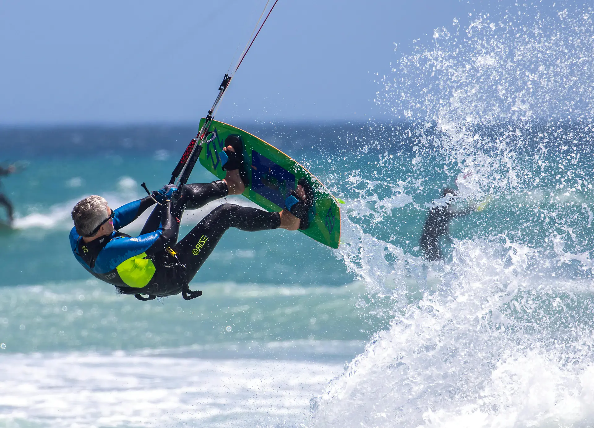 Rider haciendo trucos de kitesurf en Cartagena