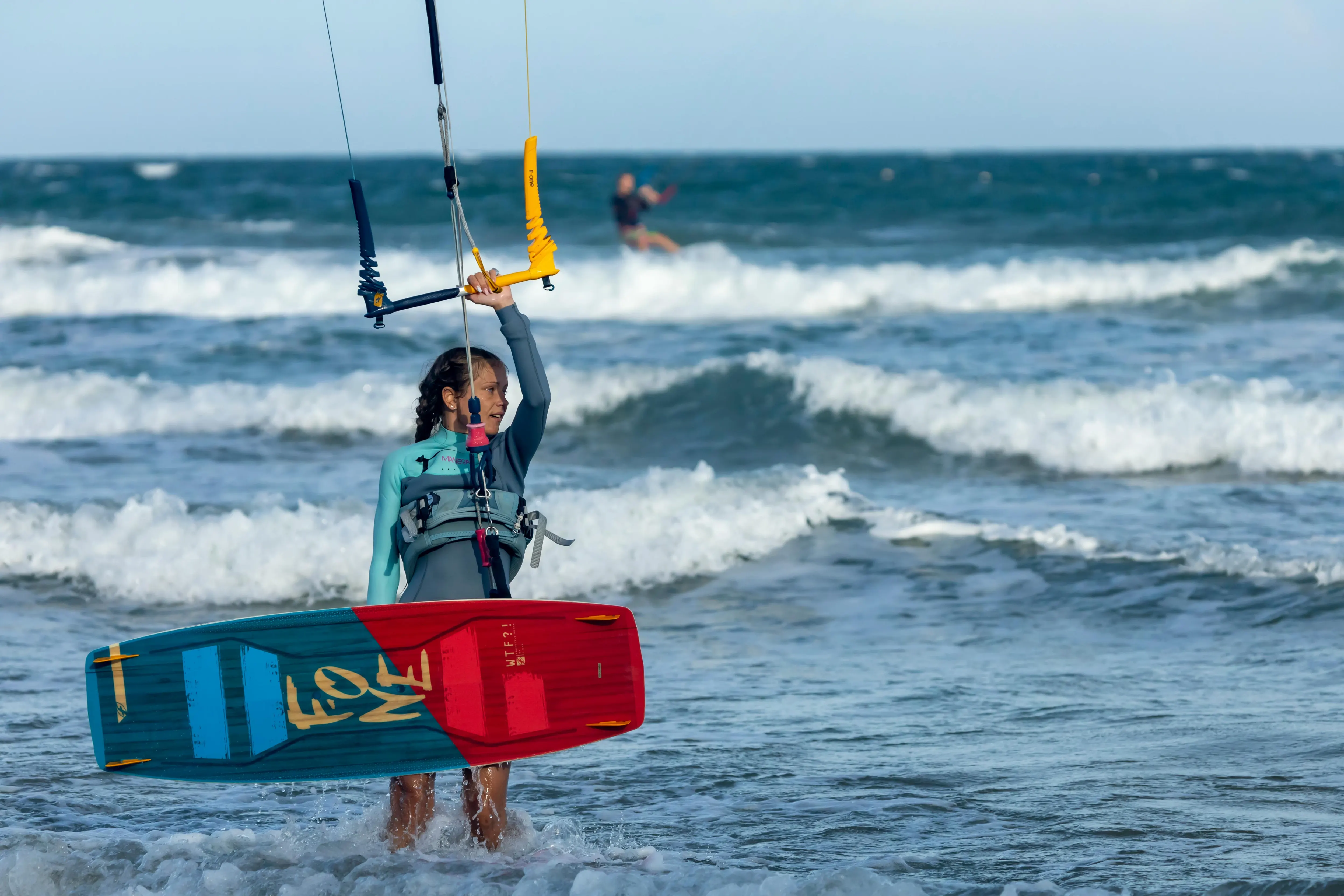 Mujer practicando kitesurf en Cartagena