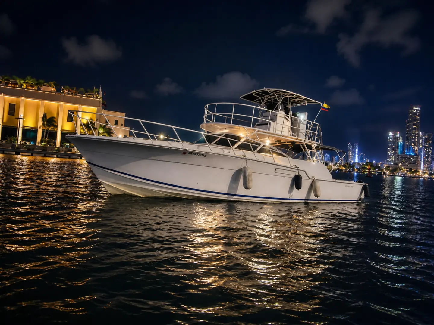 Tour nocturno en el Yate Luna Mía con la bahía de Cartagena iluminada