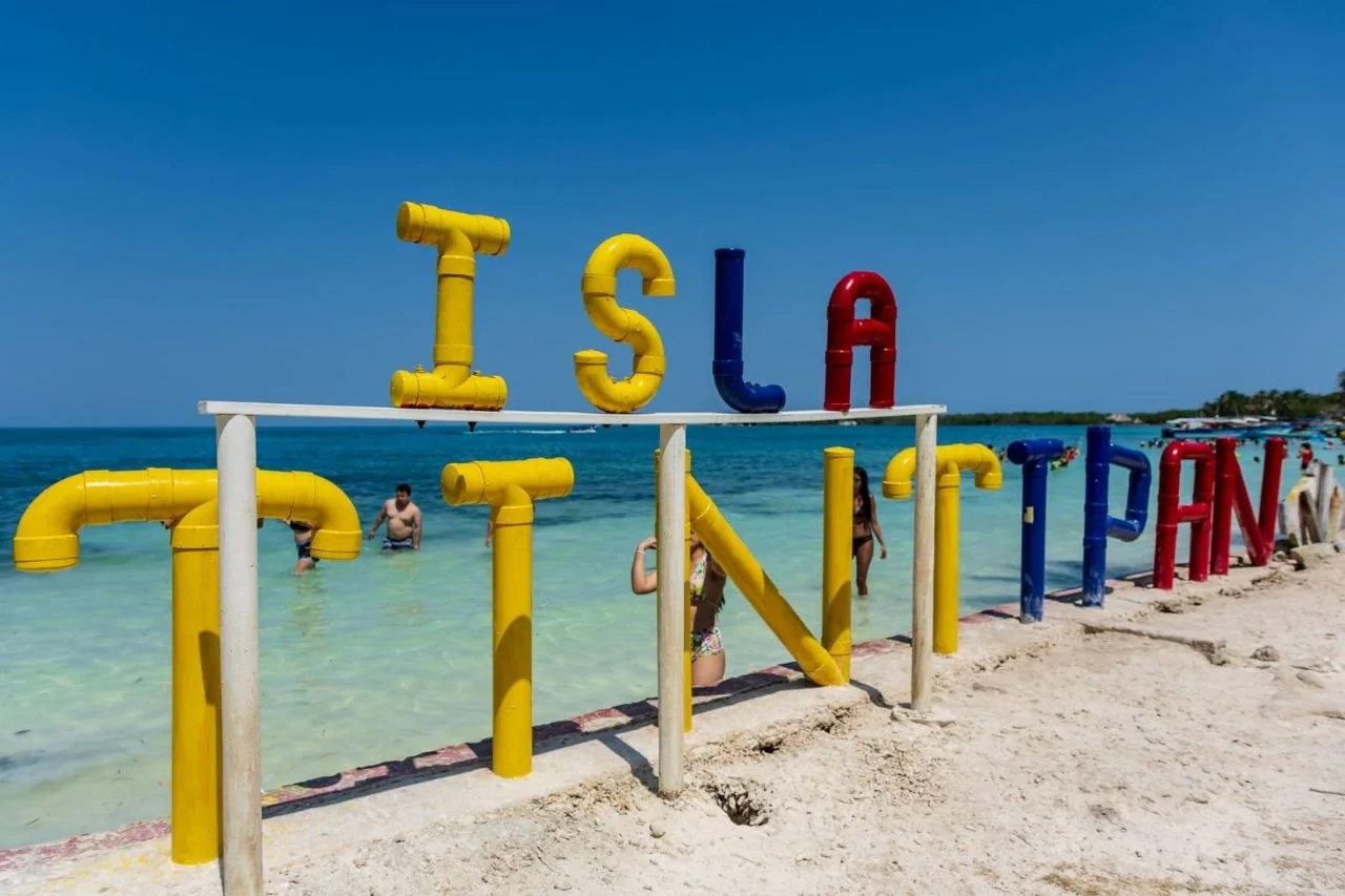 Letras de Isla Tintipán frente al mar