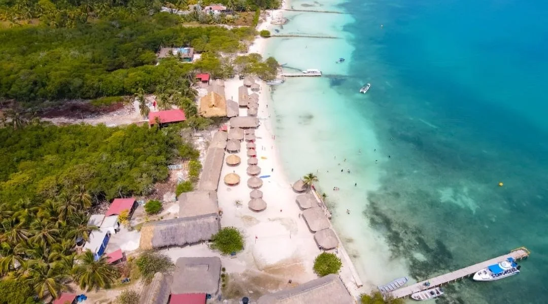 Playa de aguas turquesa en Isla Múcura