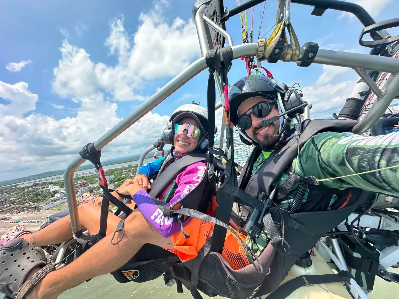 Pasajera y piloto volando sobre La Boquilla
