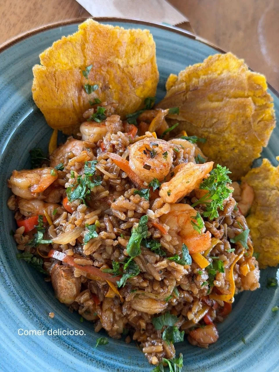Plato de arroz con mariscos servido en Tritonia